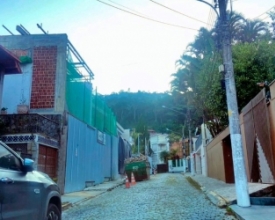 Calçadas com buracos e desníveis colocam pedestres em risco e sem acessibilidade. | A Voz da Serra