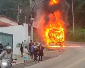 Susto com incêndio em ônibus  | A Voz da Serra