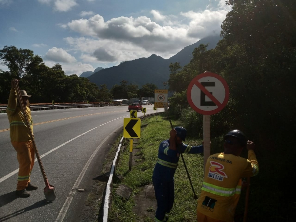 A Concessionária iniciou no fim de semana a instalação de placas de advertência de estacionamento proibido.